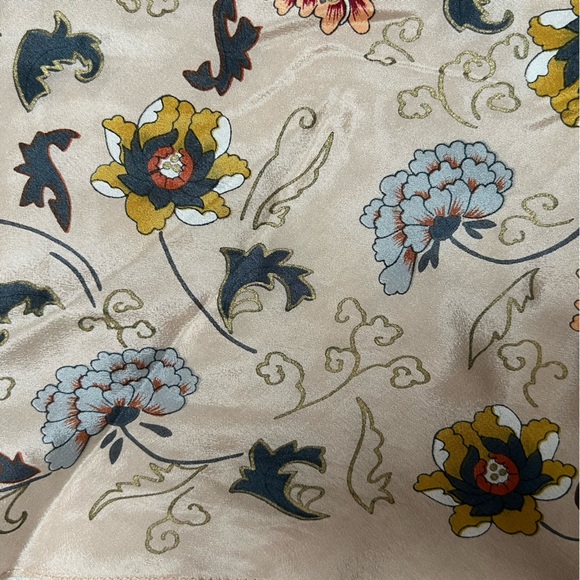 Oscar de la Renta Neck Scarf - Picture 4 of 6